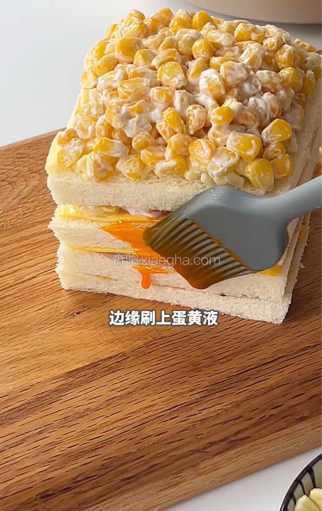 边缘刷上蛋黄液
