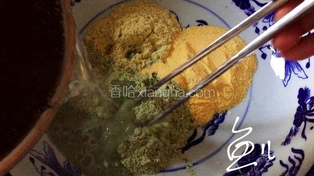 黑豆面，玉米面，黄豆面用开水烫一下，一边倒水，一边搅拌晾温