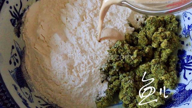 酵母水倒入面粉中，搅拌成絮状后揉成面团