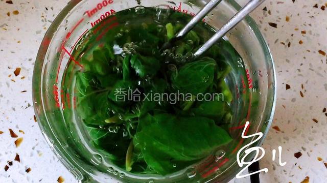 苋菜捞出过凉水，再次捞出剁碎