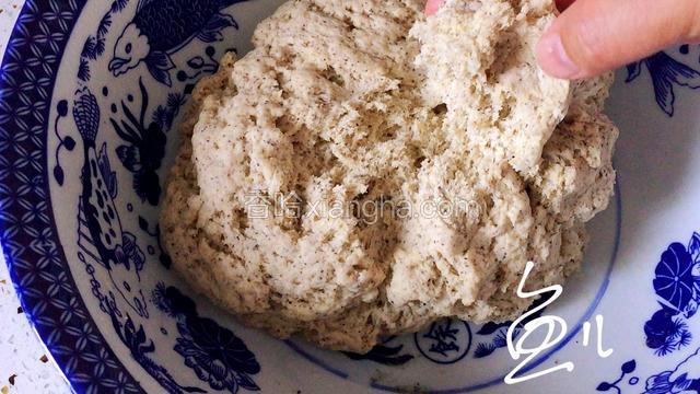面团发至两倍大，取出排气