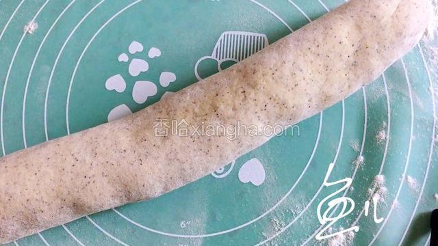 面团搓成粗条
