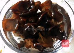 芹菜木耳炒肉丝的做法图解1