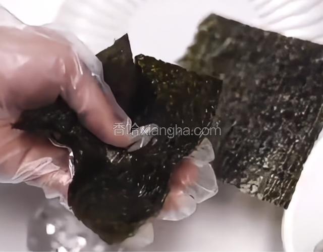 将海苔剪开放入模具里。