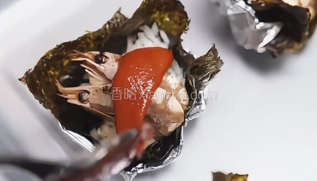 放在烤好的北极虾上。