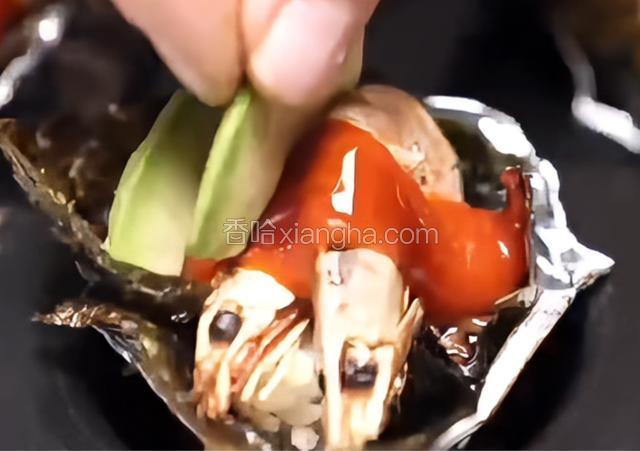 再回烤箱烘烤1分钟，淋上照烧汁,放上牛油果。