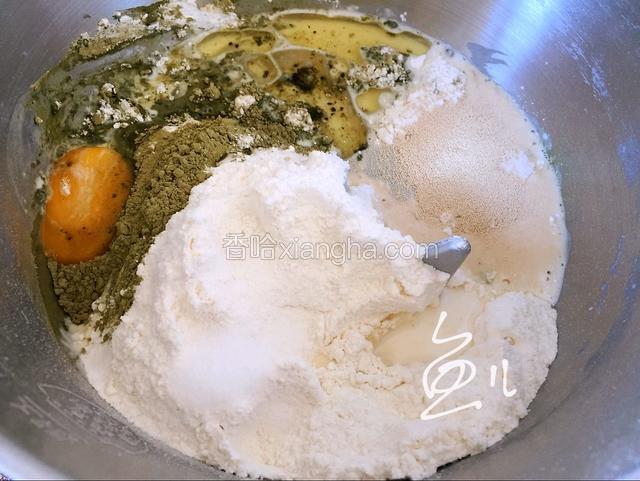 除蛋黄液、蜂蜜外的食材放入和面机
