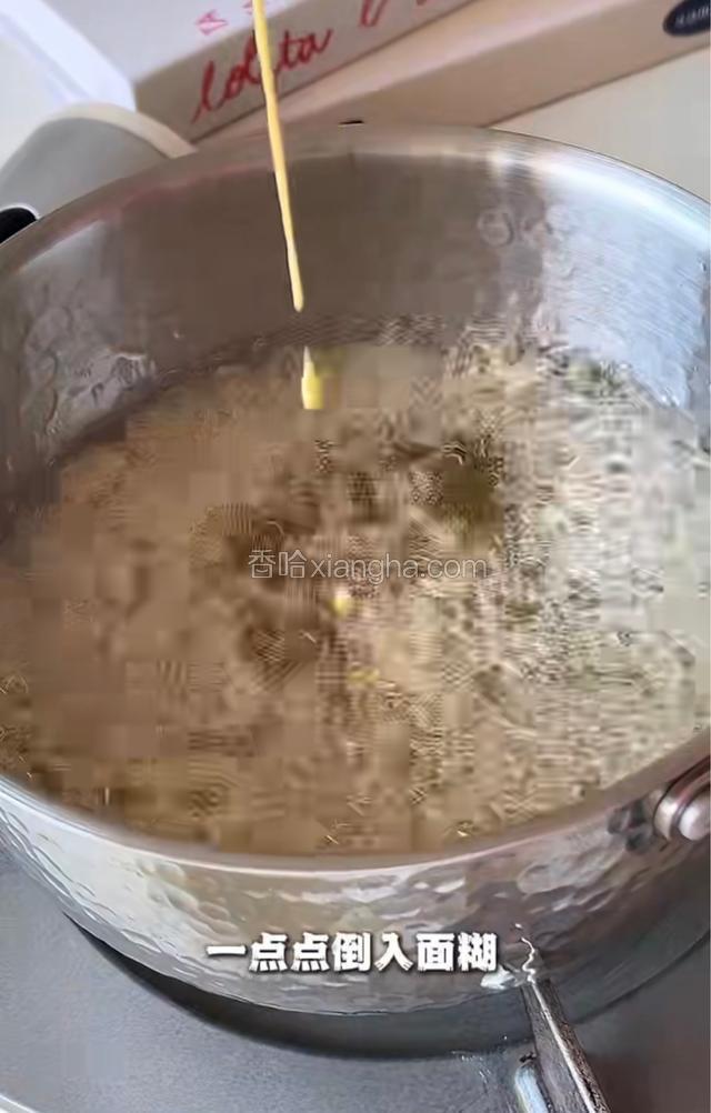 油温七成热，一点点倒入面糊