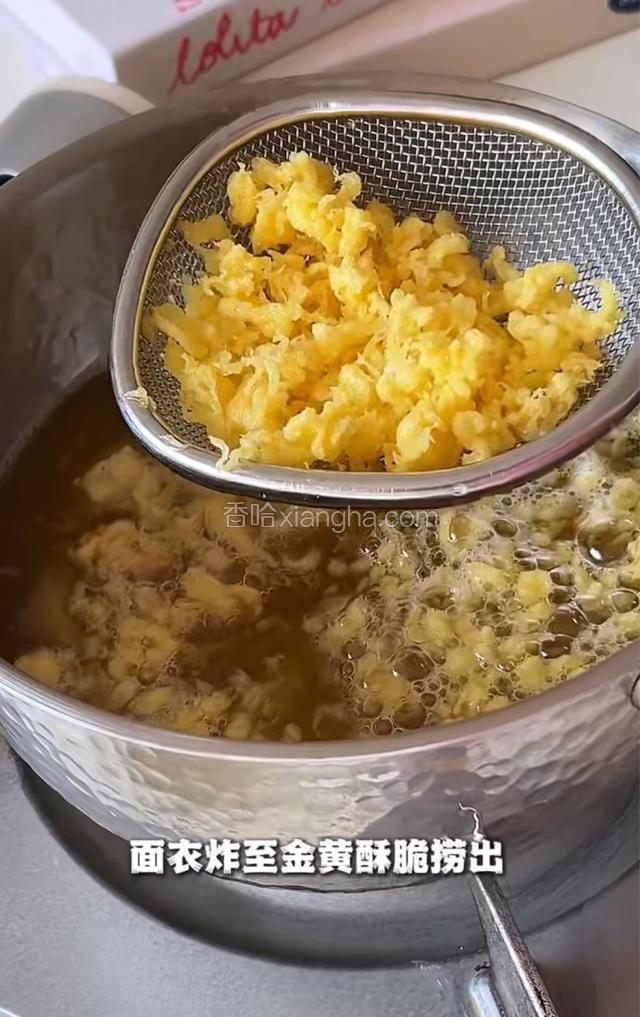 面衣炸至金黄酥脆捞出
