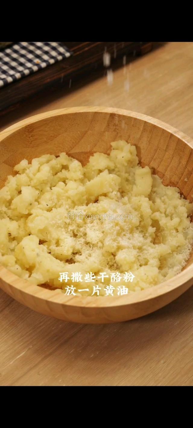 再撒些干酪粉,放上一片黄油。热牛奶分多次加入,不停搅拌。