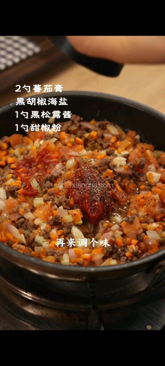 再来调个味:两勺番茄酱,黑胡椒海盐,一勺黑松肉酱,一勺甜椒粉。翻炒均匀。
