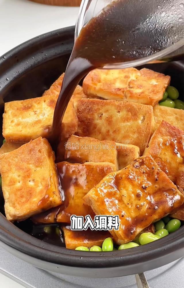 加入豆腐,加入调料,加入泡发的干香菇