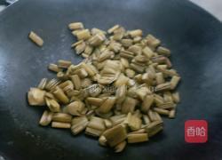 酸芋苗炒猪大肠的做法图解2