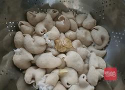 酸芋苗炒猪大肠的做法图解1
