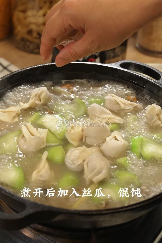 煮开后加入丝瓜，馄饨