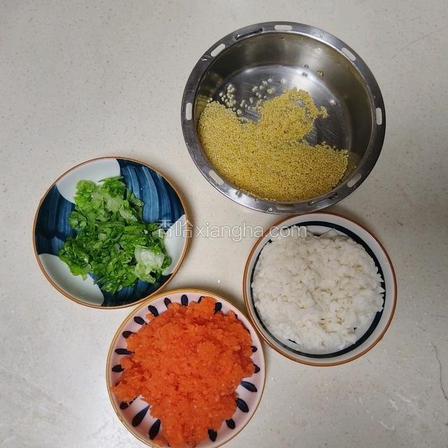 小米洗净，其他食材切成末