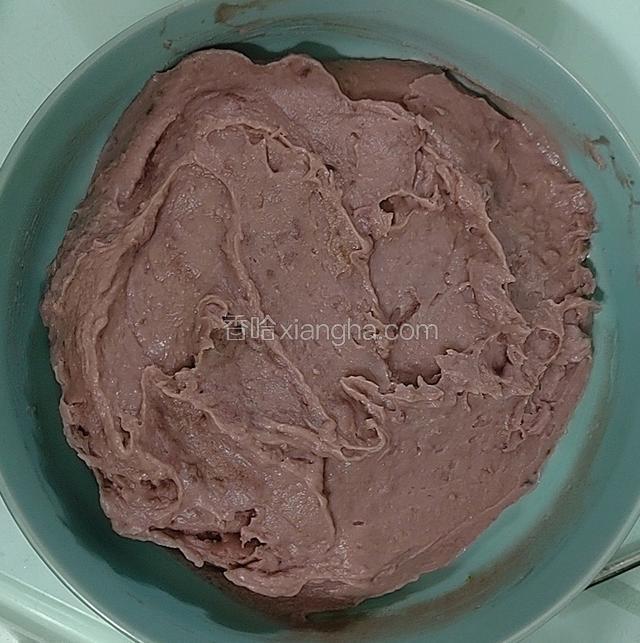 把荔浦芋头、紫薯去皮蒸熟撑碎，依次倒入奶油奶酪、牛奶、淡奶油、炼乳搅拌均匀，喜欢甜的可以加点白砂糖，稀的话放锅里炒一下，厚的就加鲜牛奶，放冰箱冷藏备用。