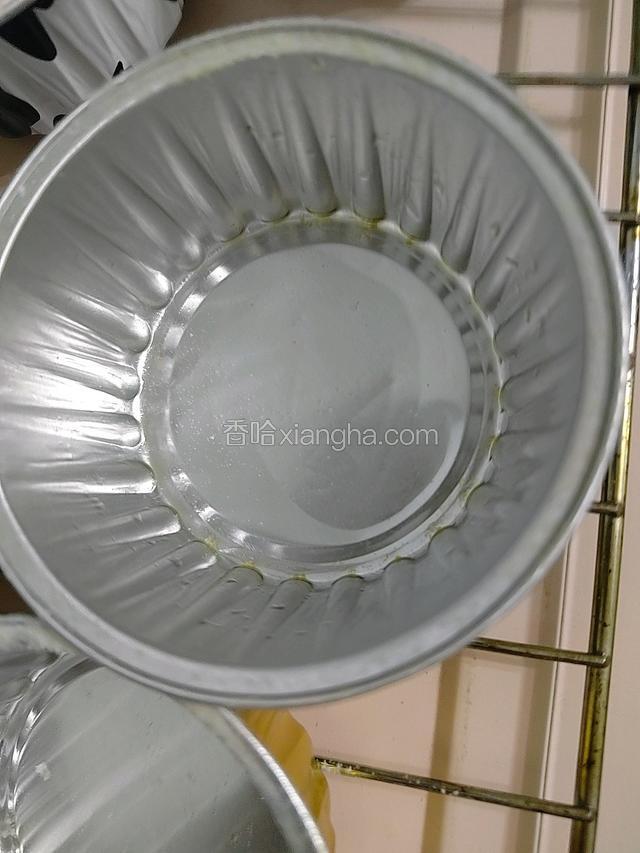 准备模具，模具里面刷黄油防粘。