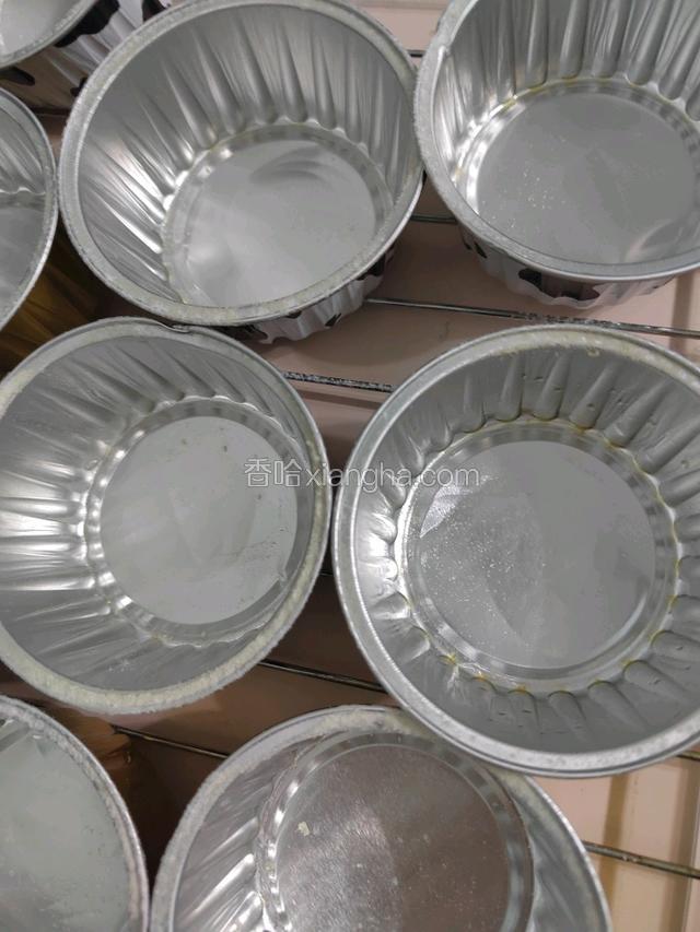 把面团整形滚圆好放模具里（也可以直接滚圆放烤盘里）