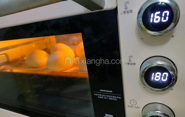 烤箱上火160度，下火180度预热，中层烤20分钟。