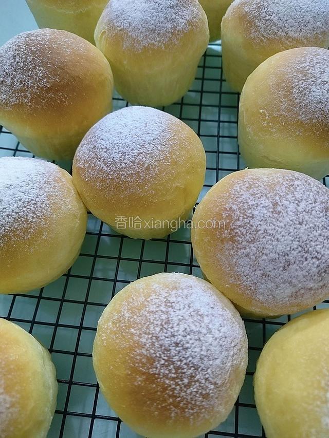 出炉，放凉架上，等凉了把馅料放裱花袋里挤入面包胚里，放冰箱冷藏或者冷冻。