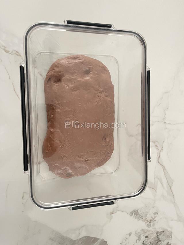 将所有的材料倒进厨师机开始一档1分钟再高速4档5分钟（每个品牌的的厨师机功率都不一样）最后将面团揉制成手套膜即可。这是揉好的面团。夏天我是放在阳台或者厨房常温40-45分钟发酵。如果是冬天建议放在烤箱内发酵。温度35度-40分钟。也可根据自己烤箱发酵温度做调整但切忌一发不要过头了，会影响内部组织。