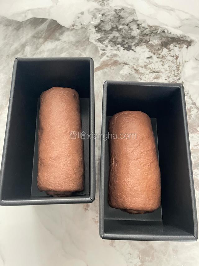 放入吐司盒中，如图