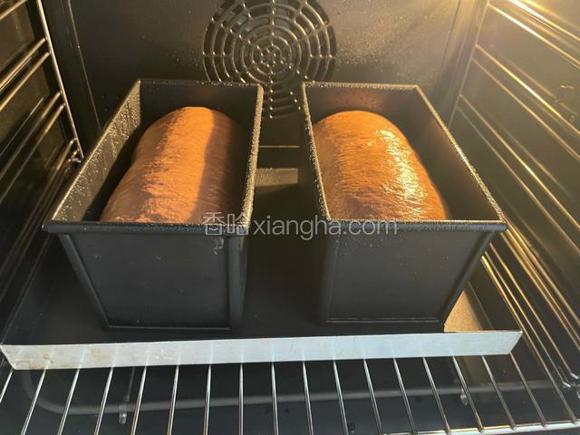 如图发好的状态。我的烤箱55L空间较大所以发酵温度为36度60分钟，放入烤箱就喷一次水（自来水就可以了）途中再喷一次水保湿促进发酵。30-45L的烤箱建议发酵温度30度左右根据实际情况，做无盖的就发高一些离盒口高度1.5厘米，如果做有盖子的需2.5-3厘米）这样会有白边。