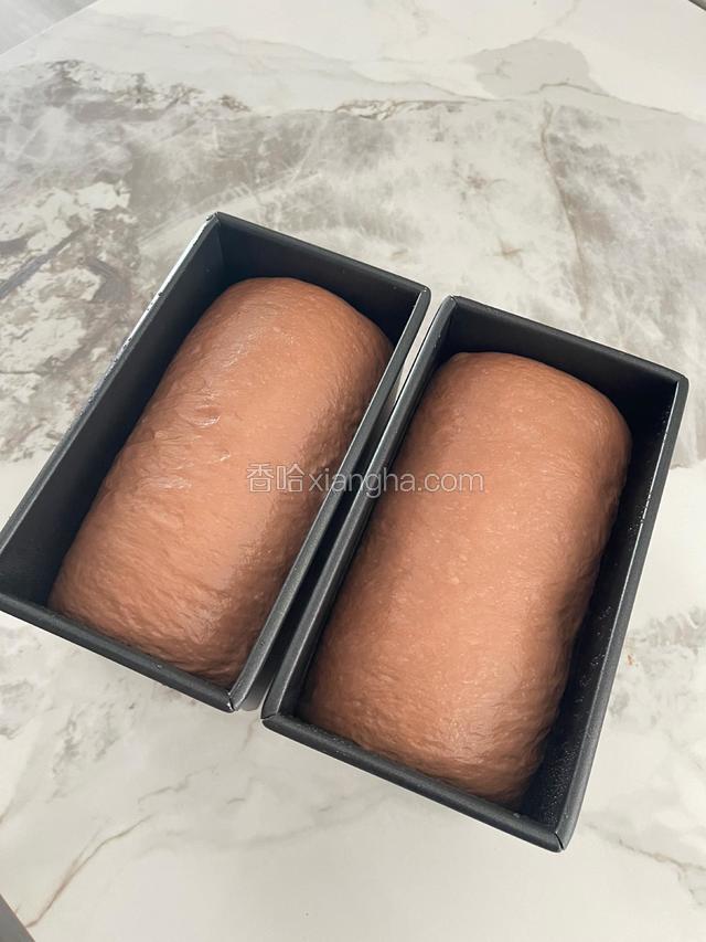 拿出来，预热烤箱：160/200度 35分钟。温馨提示根据每个烤箱的脾气去调整合理的温度和时间。我的吐司盒是低糖的时间会短一点，如果是三能金波吐司盒那么就需要增加五到八分钟的时间。