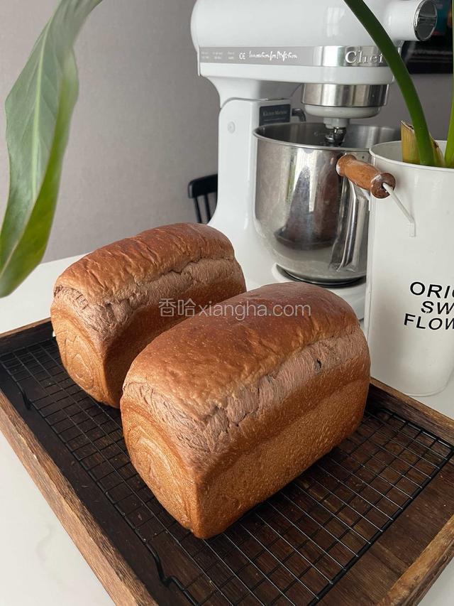 出炉啦……温馨提示，吐司和从烤箱拿出来的时候一定要在桌子上蒸两下，把热气蒸出来，再放入有格子悬空的暗板上