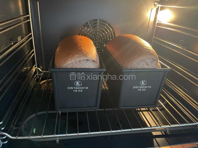 如图以下是烤好的状态.。温馨提示烤无盖吐司的时候在10到15分钟一定要盖锡纸，以免上面烤焦变色。烤好的吐司要立刻马上拿出来。