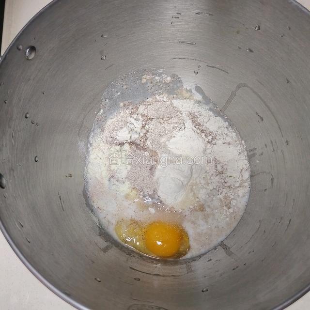 把除黄油外的所有食材，倒入厨师机，1档搅打1分钟左右混合均匀