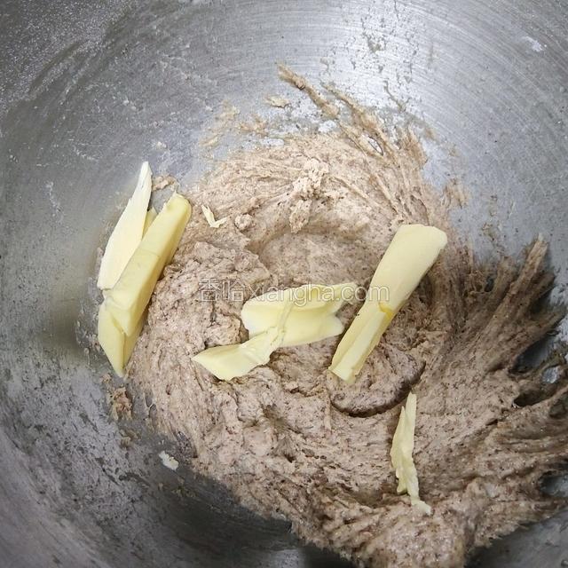 3档打到出粗膜时（大概7分钟）调成2档加入黄油（最好提前软化好），搅打2分钟，使黄油混合均匀