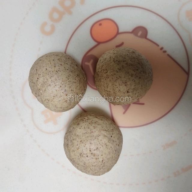 面团分3等份，揉搓排气