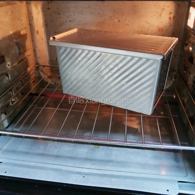 盖上盖子，烤箱上下管170℃，下层，烤40分钟