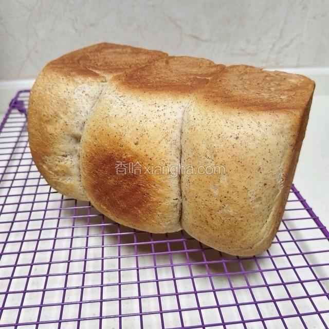 出炉立即脱模，并侧放