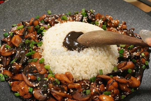黑松露香菇鸡腿拌饭