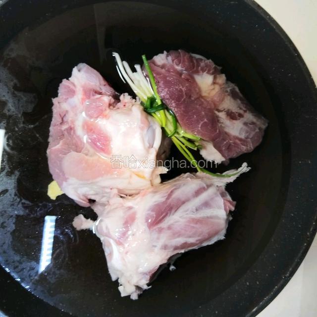 下料酒，香葱，姜片，冷水绰棒骨