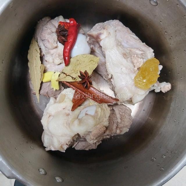 绰好水放入高压锅，下干辣椒，姜片，八角，香叶，桂皮，冰糖