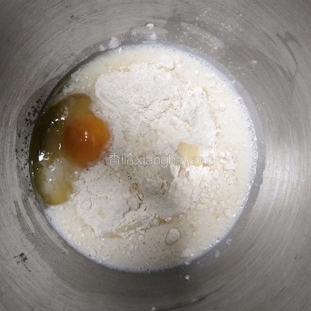 把主料的所有食材放进厨师机，1~2档，2分钟左右拌匀。4档打8~10打至全扩展阶段