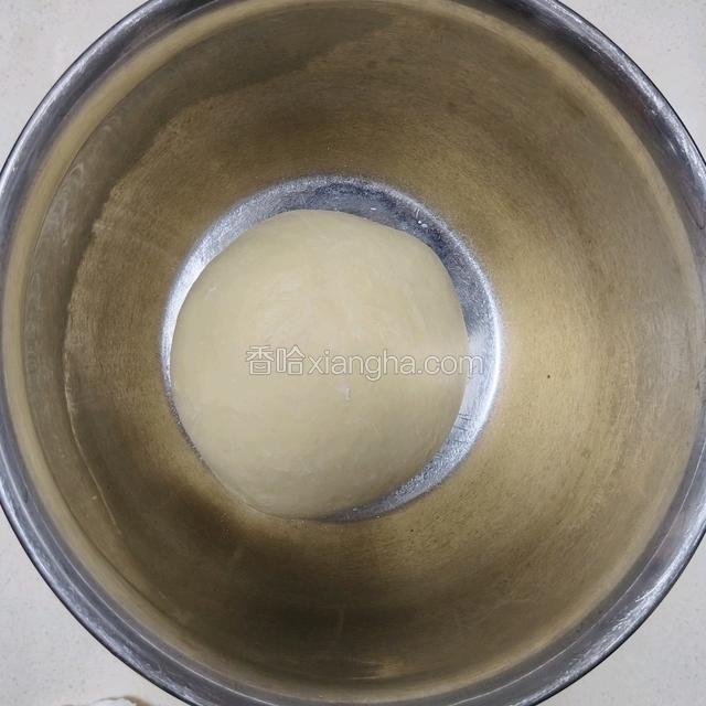 打好的面团放入发酵盆发酵至2倍大