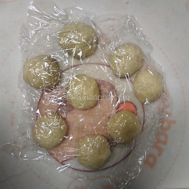 盖上保鲜膜醒15分钟