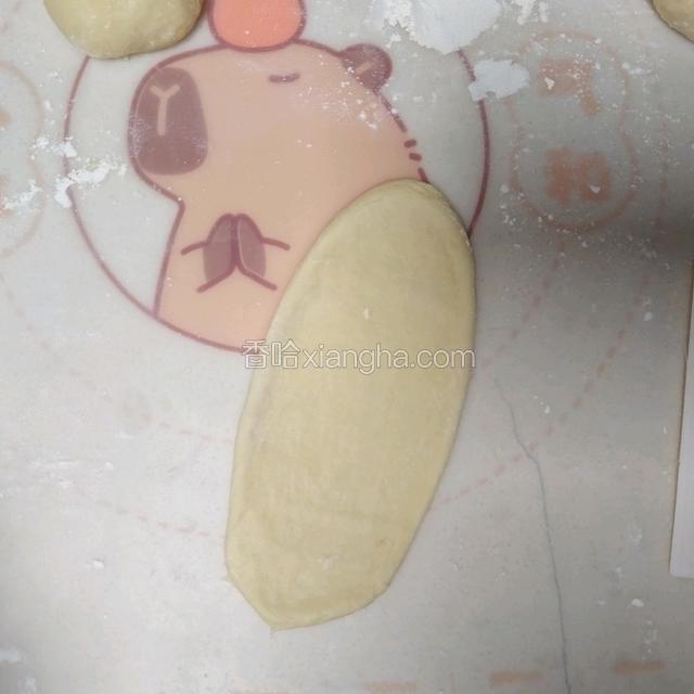 剂子醒好擀成长舌状