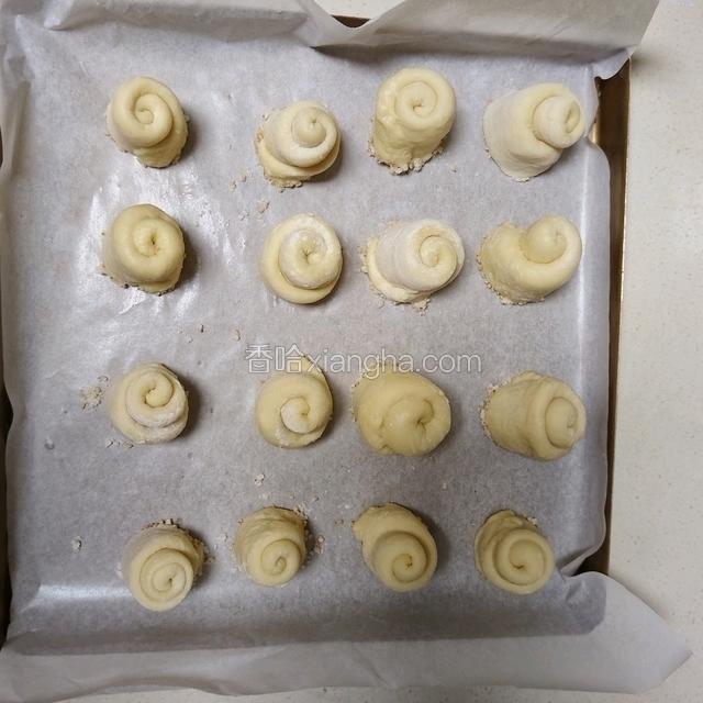 沾清水沾脆底料放入烤盘二次发酵至2~3倍大