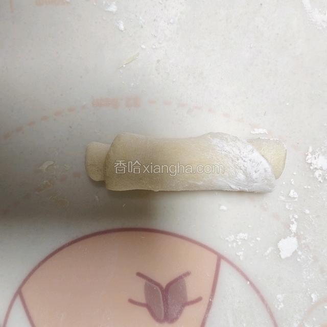 卷好的面团从中间一切为二