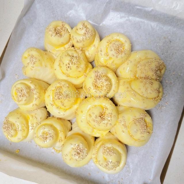 刷上鸡蛋液，撒上白芝麻