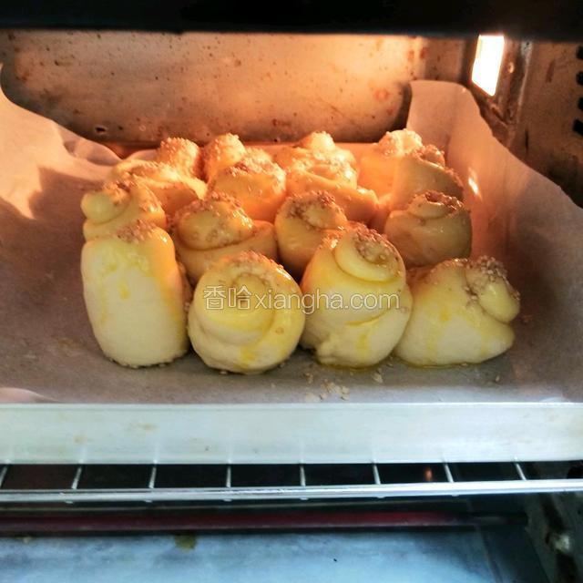 烤箱上下预热180℃，中层烤22~25分钟