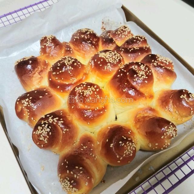 烤好出炉，立即刷蜂蜜水