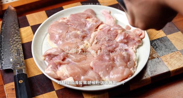 鸡腿排加海盐黑胡椒粉调味腌制一下