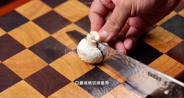 口蘑培根切块备用